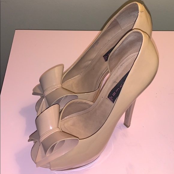 BLUSH Bow patent leather peep toe heels - Picture 5 of 15